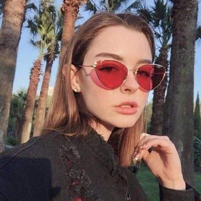 qq头像女生在床上的图片