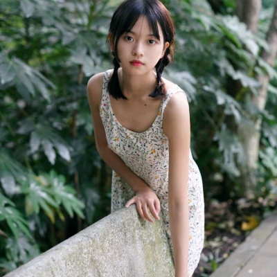 戴眼镜的学霸女生头像图片