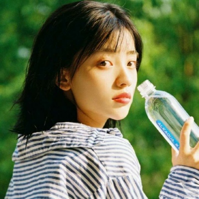 戴眼镜的学霸女生头像图片