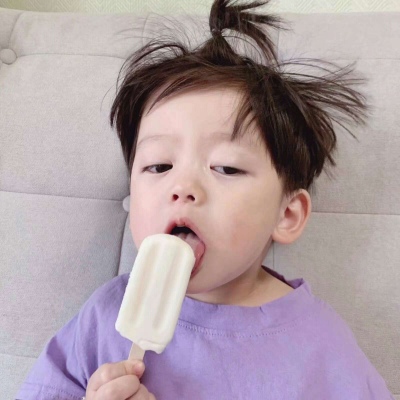萌娃头像男生摸后脑勺动漫头像图片