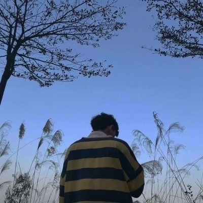 吸引人的男生头像文艺范戴眼镜图片