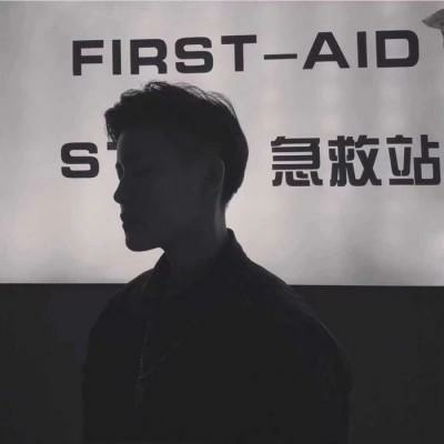 吸引人的男生头像文艺范戴眼镜图片