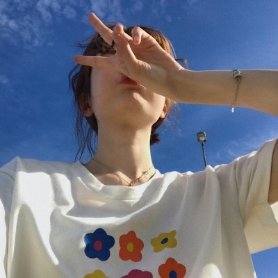 女生头像白色衬衣高清图片