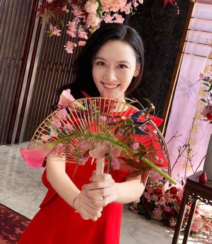 各位游客请注意杨璐自曝被女艺人欺负 网友猜测是孙骁骁图片