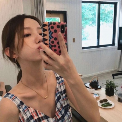 短发女生头像背影卷发图片