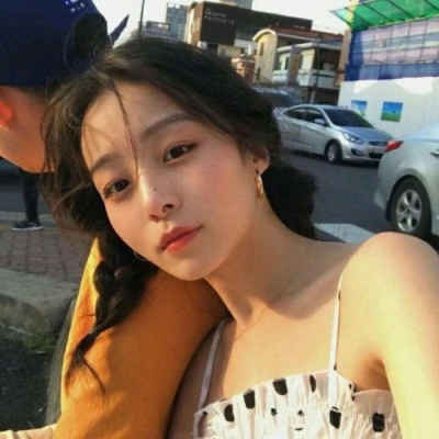 短发女生头像背影卷发图片