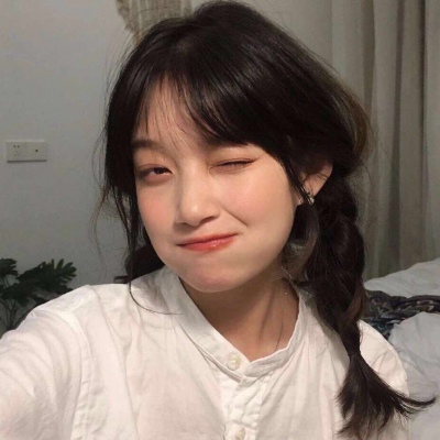 短发女生头像背影卷发图片