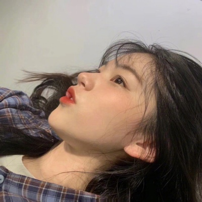 短发女生头像背影卷发图片