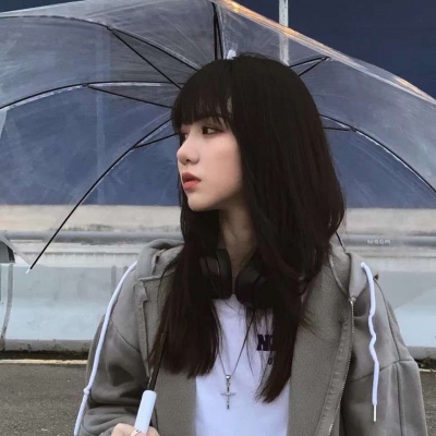 戴手表的女生头像侧面图片