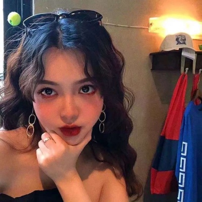 戴手表的女生头像侧面图片
