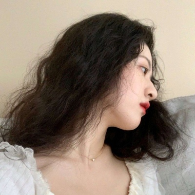 戴手表的女生头像侧面