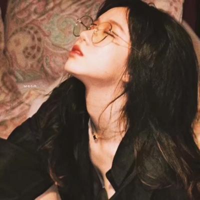 戴手表的女生头像侧面图片