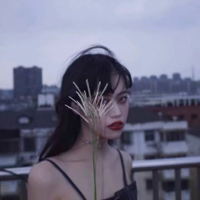 戴手表的女生头像侧面图片