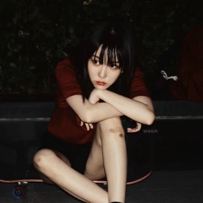 戴手表的女生头像侧面图片