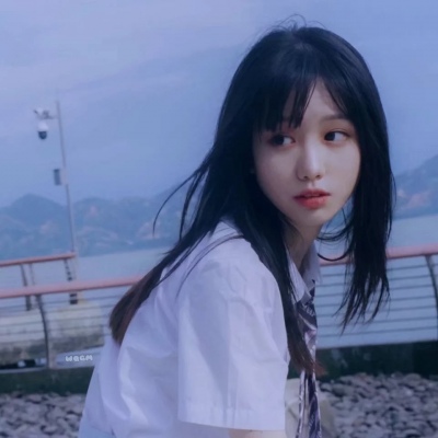 戴手表的女生头像侧面图片