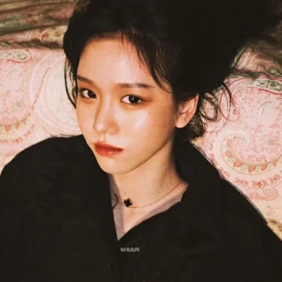 戴手表的女生头像侧面图片