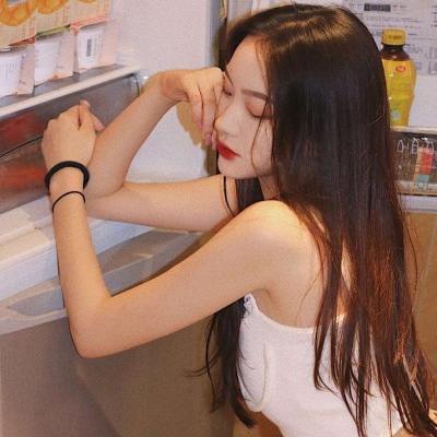 戴手表的女生头像侧面图片