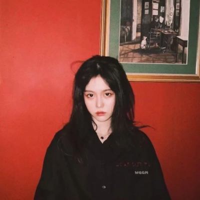 戴手表的女生头像侧面图片