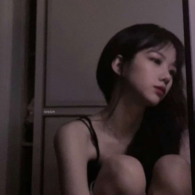 戴手表的女生头像侧面图片