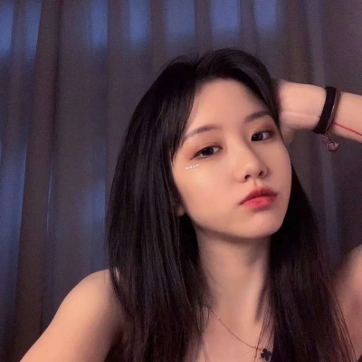 戴手表的女生头像侧面图片