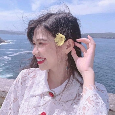 qq头像女生在床上的图片