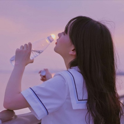 qq头像女生在床上的图片