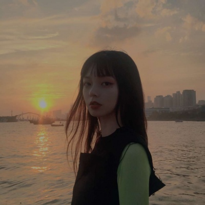 qq头像女生在床上的图片