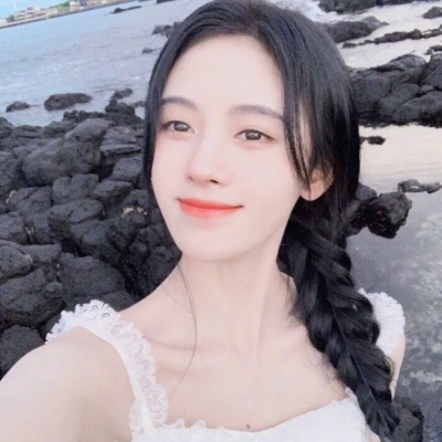 qq头像女生在床上的图片