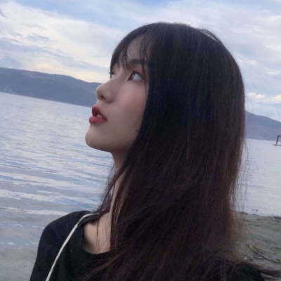 qq头像女生在床上的图片