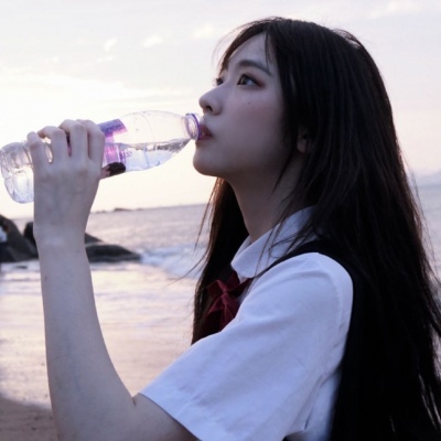qq头像女生在床上的图片