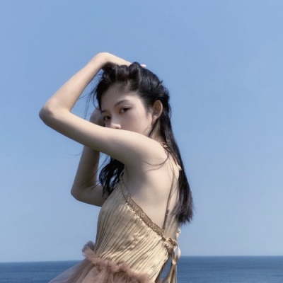 qq头像女生在床上的图片