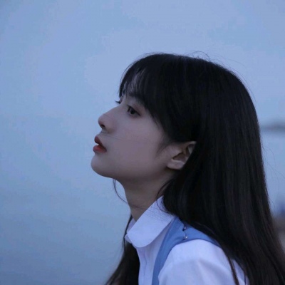 qq头像女生在床上的图片