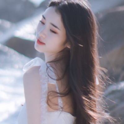qq头像女生在床上的图片