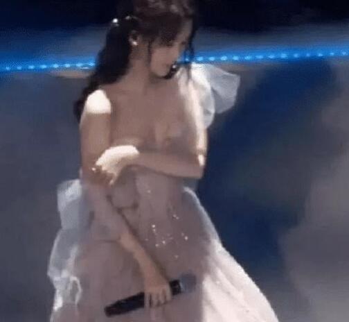 鞠婧祎唱歌胸罩掉下来无中生有 仅仅是裙子的肩带滑落图片