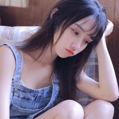 韩国女生卷发唯美头像