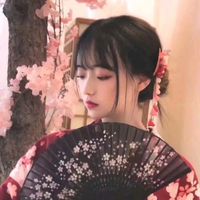qq头像女生手捧玫瑰花图片