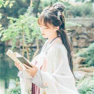 qq头像女生手捧玫瑰花图片