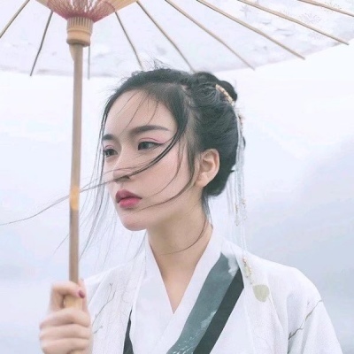 qq头像女生手捧玫瑰花图片