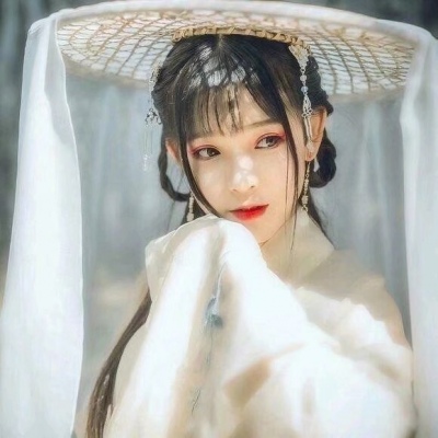 qq头像女生手捧玫瑰花图片