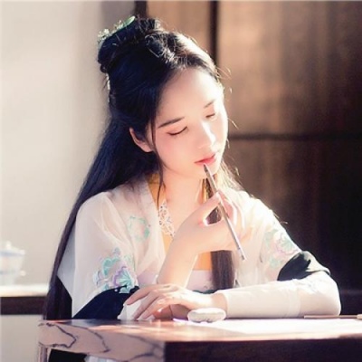 qq头像女生手捧玫瑰花图片