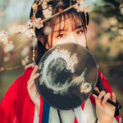 qq头像女生手捧玫瑰花图片