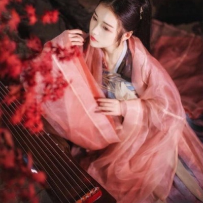 qq头像女生手捧玫瑰花图片