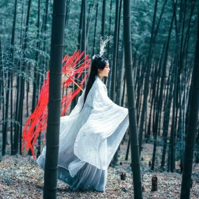 qq头像女生手捧玫瑰花图片