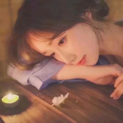 qq头像女生手捧玫瑰花图片