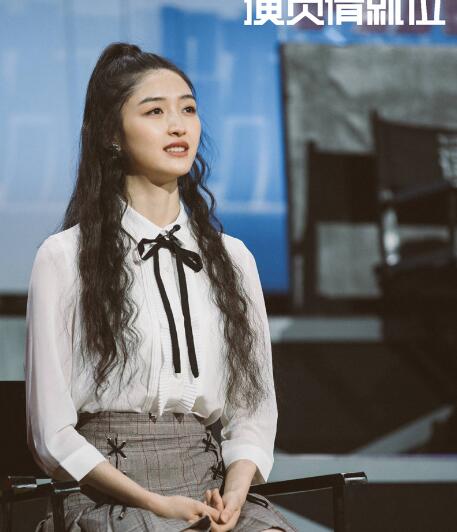 康可人腿怎么回事 肤白貌美容颜不是盖的图片