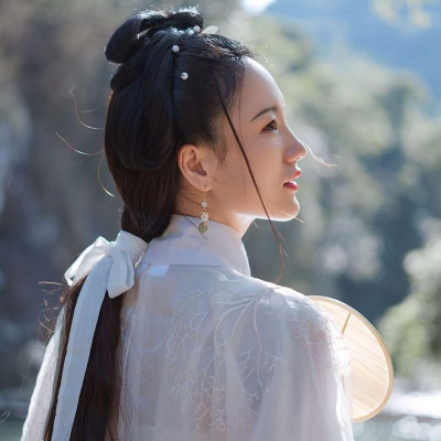 qq女生带字头像情侣图片