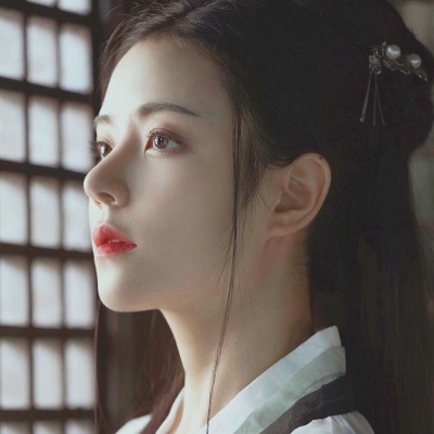 qq女生带字头像情侣图片