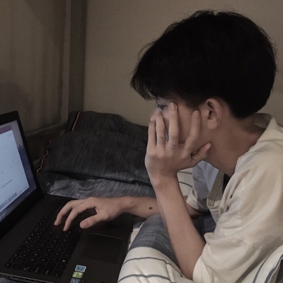 颓废伤感的qq动漫头像男生举牌子图片