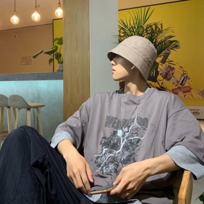 颓废伤感的qq动漫头像男生举牌子图片