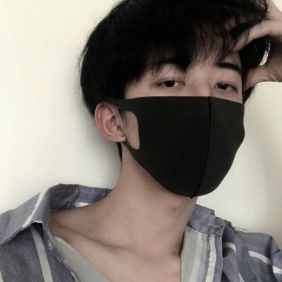 颓废伤感的qq动漫头像男生举牌子